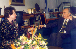 Tsippi Fleischer in 1994 with then Minister of Foreign Affairs Shimon Peres after Fleischer had been awarded the ACUM Prize for the Encouragement of Composition for her cantata "Like Two Branches".