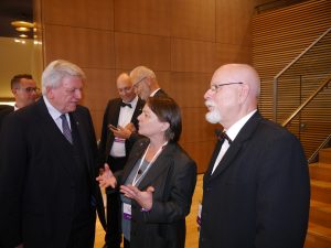 Dr. Vera Lasch im Gespräch mit Volker Bouffier, Ministerpräsident des Landes Hessen © Archiv Frau und Musik