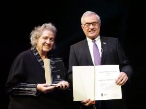 Prof. Siegrid Ernst mit Pfalz-Preis und Urkunde (mit Theo Wieder). Foto: © Regina Reiser