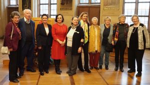 v. l. n. r.: Mary Ellen Kitchens (Vorstand IAK), ?, Rosemarie Heilig (Dezernentin für Umwelt und Frauen), Ayse Asar (Hessisches Ministerium für Wissenschaft und Kunst), Dr. Vera Lasch (Vorstand IAK), Heike Matthiesen (Vorstand IAK), Barbara Heller, Prof. Dr. Vivienne Olive, Prof. Dr. Eva Rieger, Prof. h. c. Siegrid Ernst-Meister – 40 Jahre IAK, Feier im Frankfurter Römer © Eva Brendel 2019