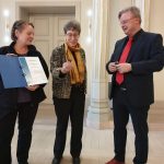 Dr. Vera Lasch, Mary Ellen Kitchens (AFM) mit Johannes K. Hildebrandt © FEM